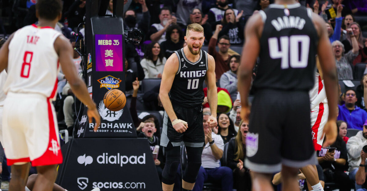 How Domantas Sabonis is playing with a fractured thumb and keeping