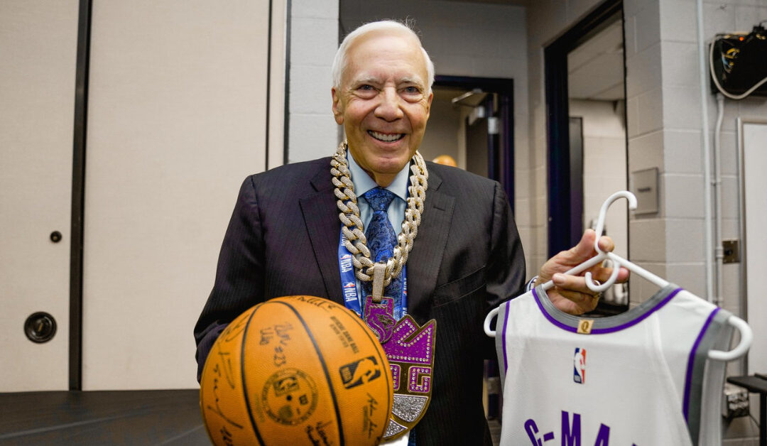 Watch: Kings award Gary Gerould with the DPOG chain