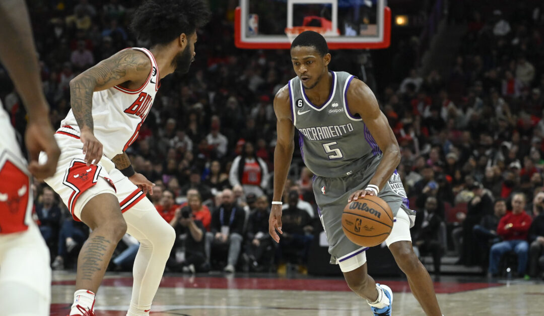 In crunch time, Mike Brown and his players know to get out of the way and let De’Aaron Fox work